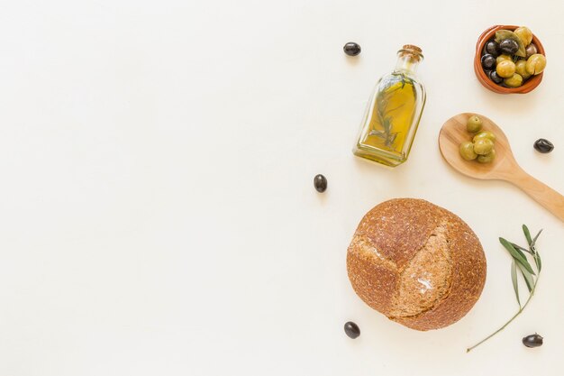 Cucchiaio di olive e pane all&#39;olio d&#39;oliva