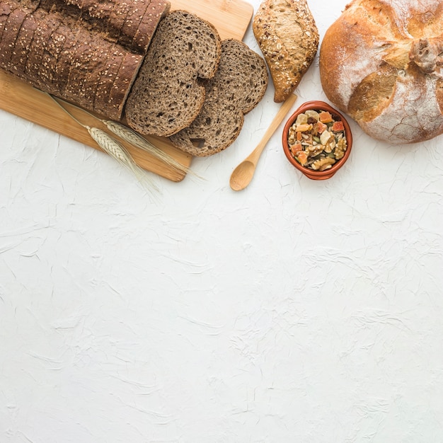 Cucchiaio e frutta candita vicino al pane