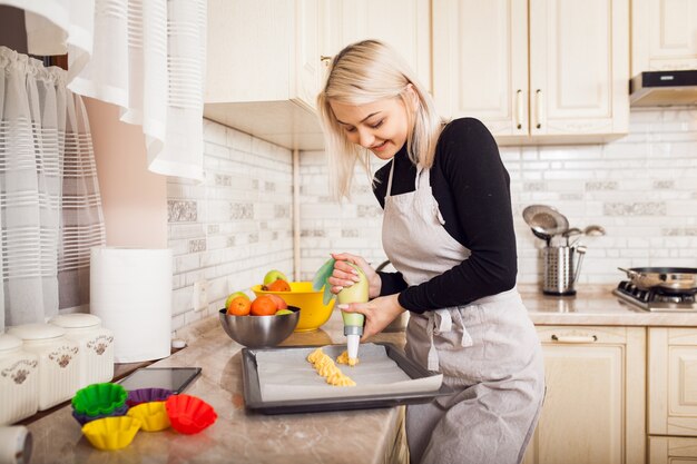 Cucina di cucina bella donna di cibo