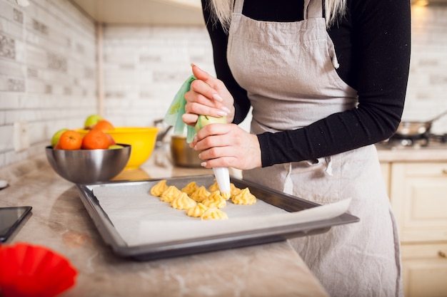 Cucina donna cibo per la casa