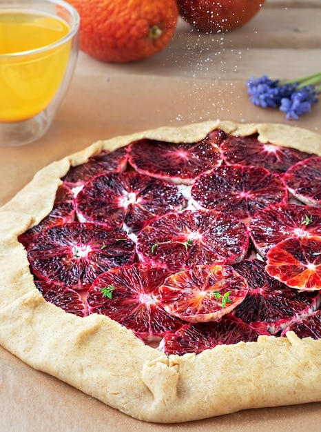 Cucina galette fatta in casa con arancia sanguinante, zucchero e timo