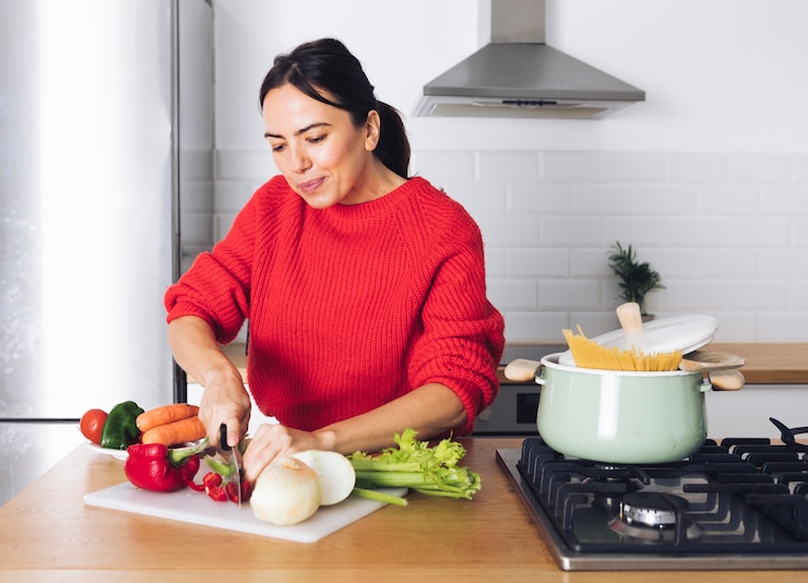 Foto gratuito cucina moderna donna
