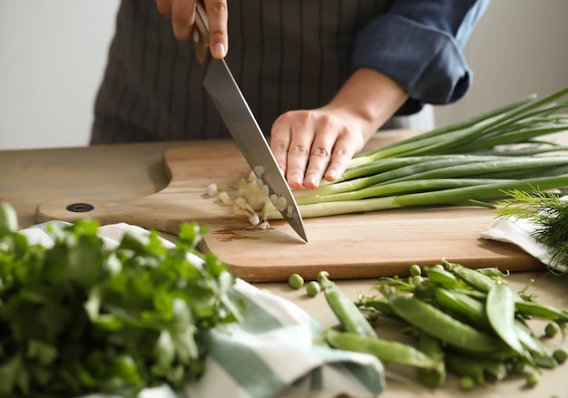 Cucinando. Lo chef sta tagliando le verdure in cucina