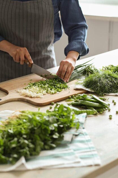 Cucinando. Lo chef sta tagliando le verdure in cucina