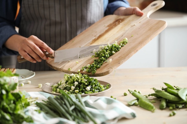 Cucinando. Lo chef sta tagliando le verdure in cucina