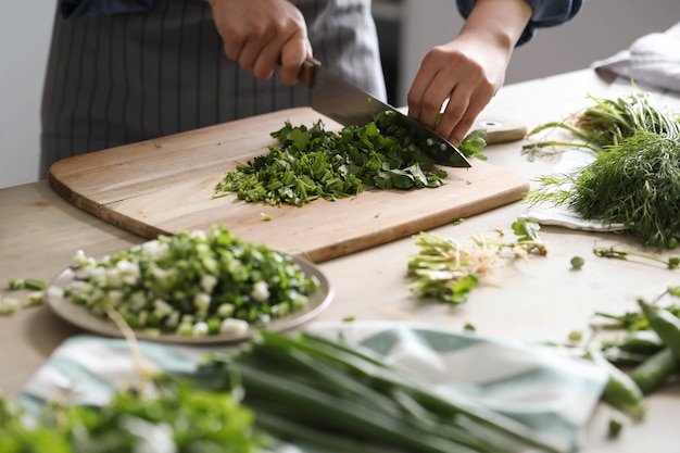 Cucinando. Lo chef sta tagliando le verdure in cucina