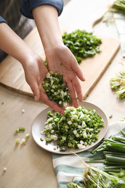 Cucinando. Lo chef sta tagliando le verdure in cucina