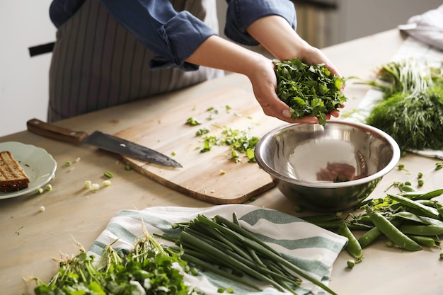 Cucinando. Lo chef sta tagliando le verdure in cucina