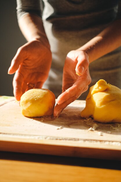 Cucinare pasta fatta in casa in una giornata di sole