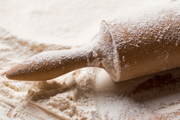 Cucinare, primo piano. Mattarello nella farina