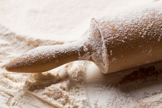 Cucinare, primo piano. Mattarello nella farina