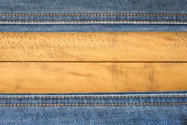 Cucitura dei jeans blu sulla struttura di legno