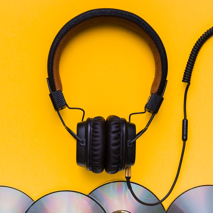 Foto gratuito cuffie con cd musicali