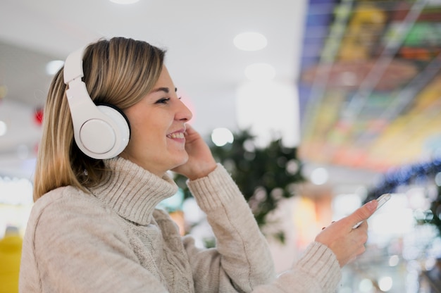 Cuffie da portare della donna nel centro commerciale