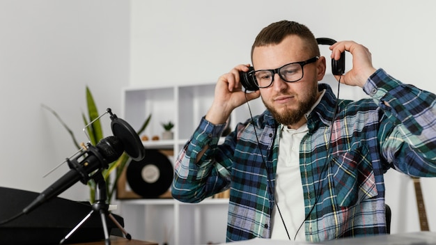 Cuffie della holding dell'uomo del colpo medio