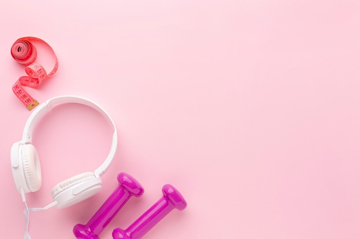 Foto gratuito cuffie e pesi con spazio di copia