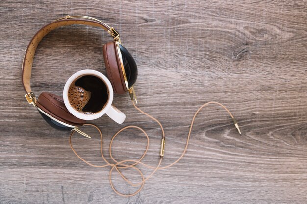 Cuffie vicino alla tazza di caffè