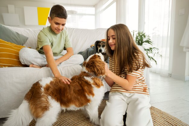 Cugini che trascorrono del tempo insieme a casa con il cane