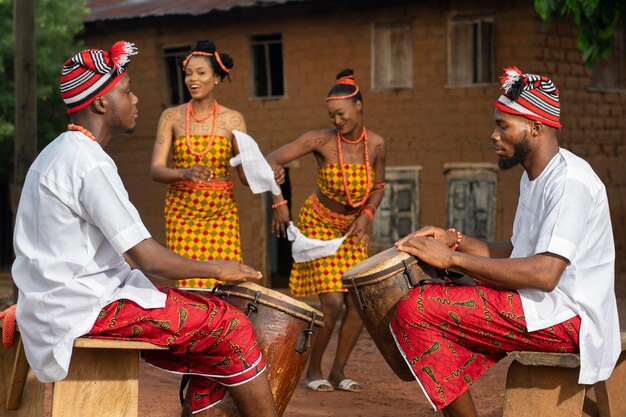 Cultura locale con ballerini nigeriani inquadratura media