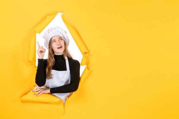 Cuoca vista frontale su foto gialla cibo sole emozione cucina cucina lavoro carte a colori