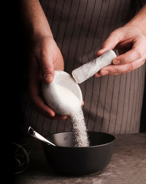 Cuocere aggiungendo lo zucchero dal mortaio nella ciotola