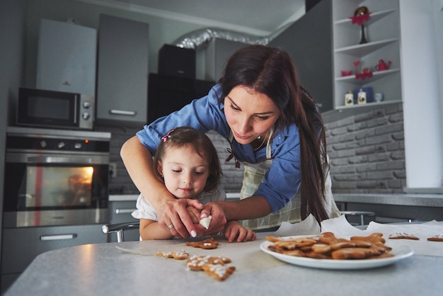 cuocere l'animale dipinto da madre e figlia.