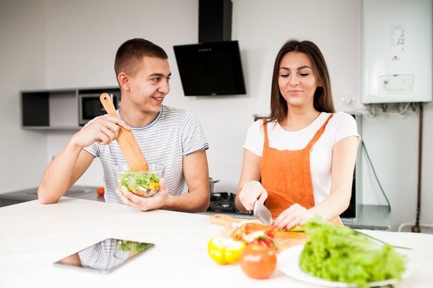 Cuocere la colazione casuale adulta bella