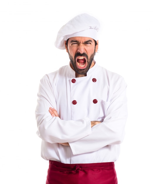 Cuoco arrabbiato gridando su sfondo bianco