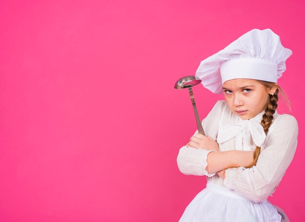 Cuoco della bambina con le braccia dell&#39;incrocio della siviera