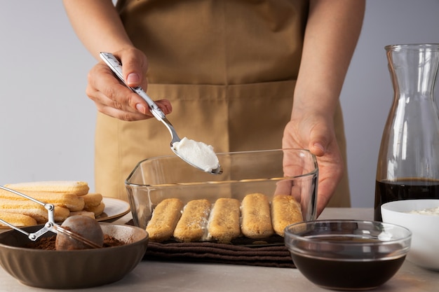 Cuoco di vista frontale che prepara il tiramisù