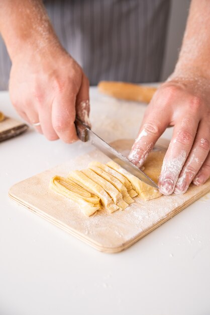 Cuoco unico che produce il colpo fresco del primo piano della pasta