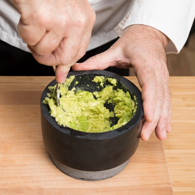 Cuoco unico del primo piano che produce la pasta dell'avocado