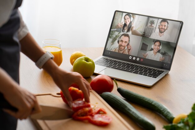 Cuoco unico femminile che ha una videochiamata mentre cucina