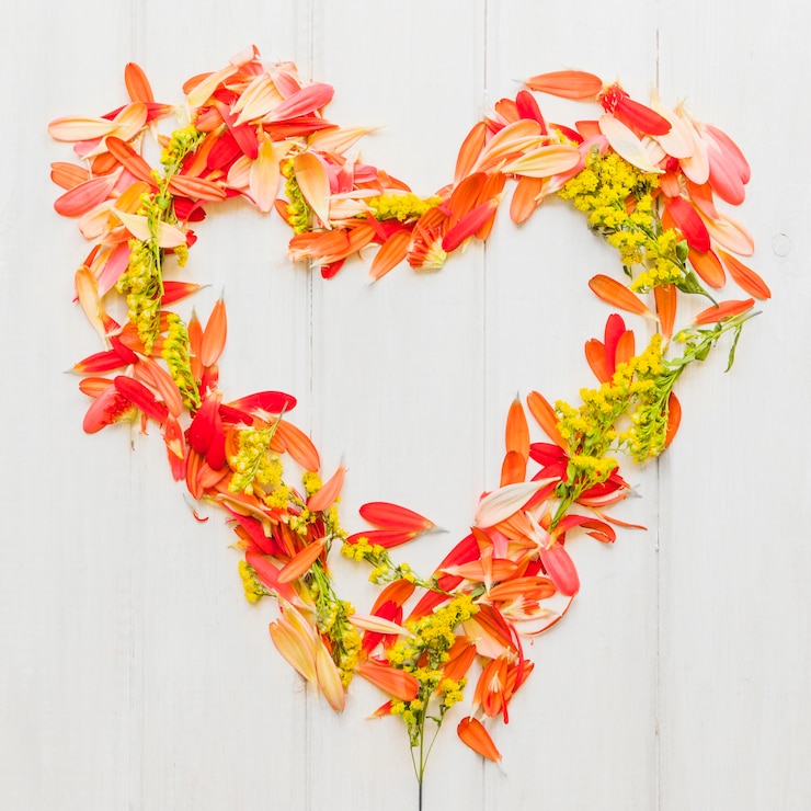 Foto gratuito cuore da fiori e petali