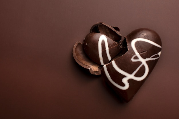 Cuore di cioccolato rotto vista dall'alto con spazio per la copia