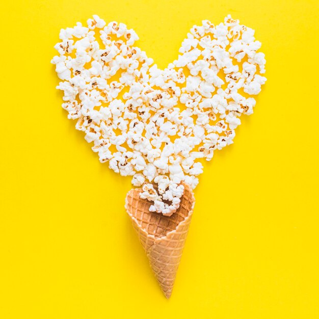 Cuore di popcorn con cono di cialda