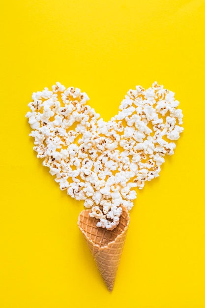 Cuore di popcorn e cono di cialda