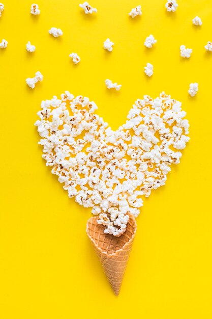 Cuore di popcorn e cono di cialda