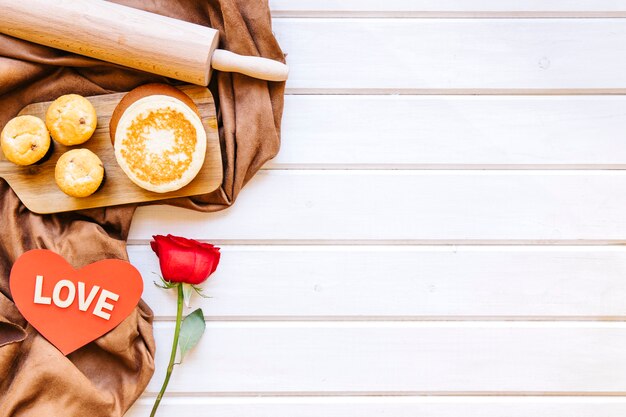 Cuore e rosa vicino alla pasticceria a bordo