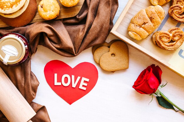 Cuore e rosa vicino alla pasticceria