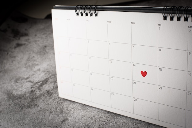 Cuore rosso in 14 febbraio sul calendario, concetto di San Valentino