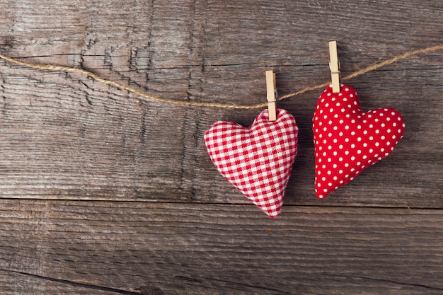 Cuori di giorno di San Valentino di tessili su legno