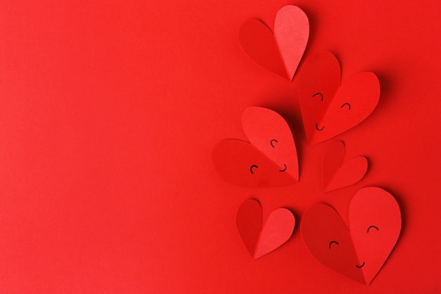 Cuori di San Valentino di carta sul rosso