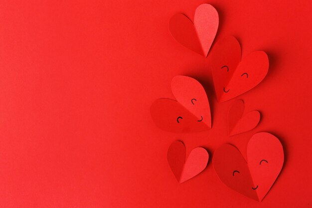 Cuori di San Valentino di carta sul rosso