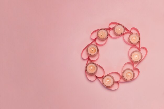 Cuori disposti in cerchio con le candele all'interno