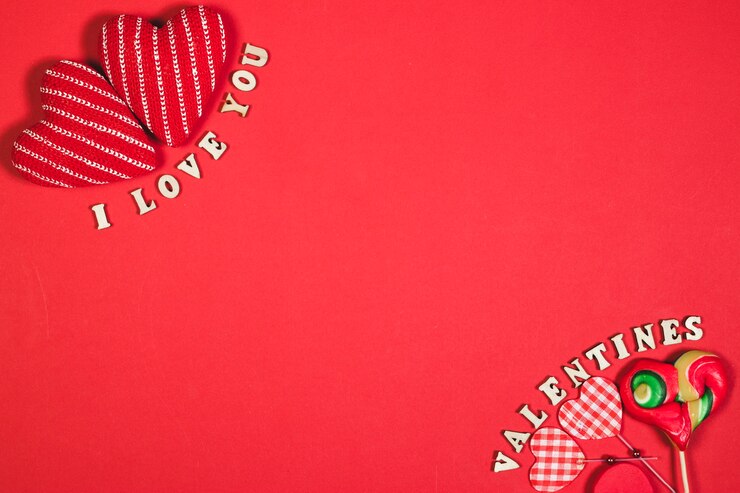 Foto gratuito cuori e scritti su sfondo rosso