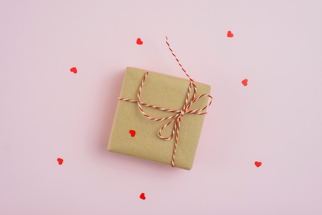 Cuori intorno alla confezione regalo