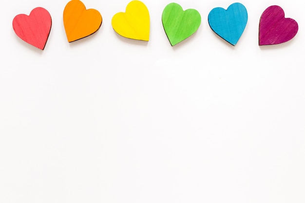 Cuori piatti colorati con copia-spazio
