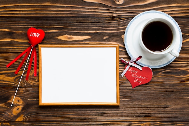 Cuori vicino a telaio e caffè