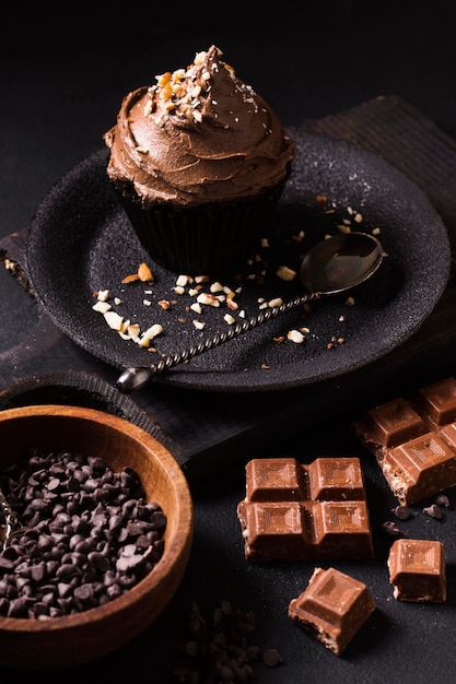 Cupcake al cioccolato appetitoso pronto per essere servito